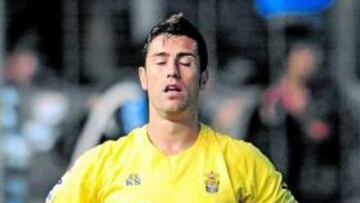 <b>PARÉNTESIS EN IRÚN. </b>David García, de rodillas y con los ojos cerrados, en el transcurso del partido.