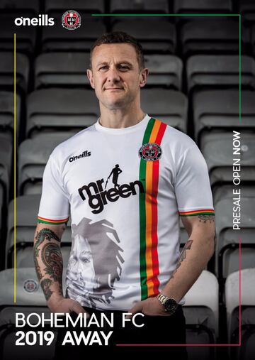 Presentación de la segunda equipación del club irlandés, Bohemian FC, en la que se puede ver la imagen del cantante de reggae jamaicano Bob Marley. 