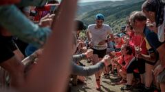 Kilian Jornet recibe &aacute;nimos en pleno ascenso durante una Zegama-Aizkorri.