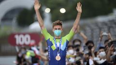 El ciclista esloveno Tadej Pogacar posa con mascarilla en el podio de la prueba de ciclismo en ruta de los Juegos Ol&iacute;mpicos de Tokio 2020, donde gan&oacute; la medalla de bronce.