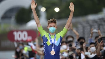 El ciclista esloveno Tadej Pogacar posa con mascarilla en el podio de la prueba de ciclismo en ruta de los Juegos Olímpicos de Tokio 2020, donde ganó la medalla de bronce.