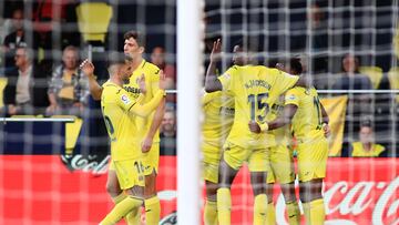 VILLARREAL, 13/05/2023.- Los jugadores del Villarreal celebran uno de los goles conseguidos por el equipo castellonense durante el encuentro correspondiente a la jornada 34 de primera divisi¨®n que disputan hoy s¨¢bado frente al Athletic en el estadio de la Cer¨¢mica, en Villarreal. EFE / Domenech Castell¨®.