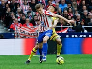 MADRID, 14/03/2026.- El delantero noruego del Atlético de Madrid Alexander Sørloth (i) pelea un balón ante el defensa argentino del Getafe Zaid Romero durante el partido de la jornada 28 de LaLiga EA Sports que el Atlético de Madrid y Getafe CF disputan este sábado, en el estadio Riyadh Air Metropolitano, en Madrid. EFE/ J.J.Guillen