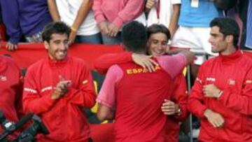 <b>LOS PROTAGONISTAS. </b>Nico Almagro abraza a David Ferrer tras superar en cinco sets al estadounidense John Isner. Antes, el de Jávea se había deshecho de Sam Querrey.