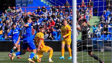 MADRID, 04/03/2023.- El delantero turco del Getafe Enes Ünal (i) ante varios jugadores del Girona durante el partido de la vigésimo cuarta jornada de Liga disputado éste sábado en el Coliseum Alfonso Pérez de Getafe. EFE/Fernando Alvarado