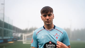 Jan Oliveras posa con la camiseta del Celta durante su presentación.
