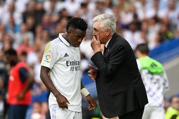 Ancelotti da órdenes a Vinicius en el Clásico.