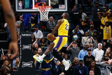 Los Angeles Lakers forward LeBron James (23) dunks during the second half against the Memphis Grizzlies.