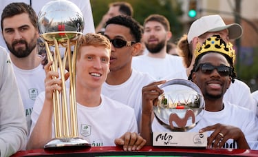 La plantilla de Unicaja celebra por las calles de Málaga y con su afición el título de Copa del Rey conseguido al ganar al Real Madrid en la final.