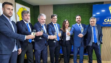 La Junta Directiva del Cádiz CF en la copa de Navidad con los medios.