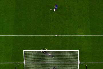 3-0. Eden hazard marc¨® el tercer gol de penalti.