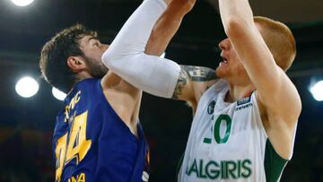 Aaron White intenta el lanzamiento ante Ante Tomic durante el partido entre el Barcelona y el Zalgiris.