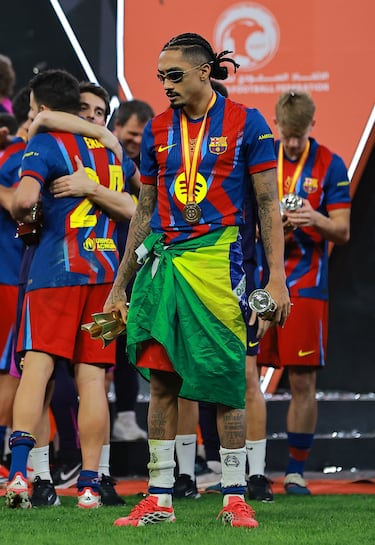 Raphinha celebra la conquista de la Supercopa de España tras la final ante el Real Madrid.