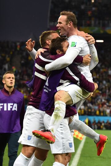 No fue hasta el Mundial de 2014 cuando Rooney marcó su primer gol en la máxima competición de naciones del mundo. Fue el 19 de junio de 2014 en la derrota de Inglaterra por 1-2 frente a Uruguay en el segundo partido de la fase de grupos.