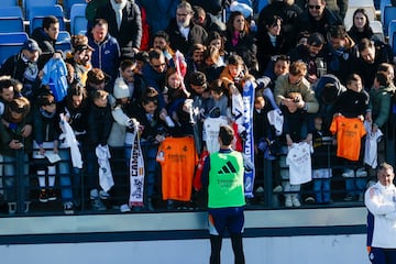 Los jugadores del Real Madrid al final del entrenamiento  atendieron a los aficionados que se dieron cita en el Di Stéfano, un día especial para la comunión del madridismo.