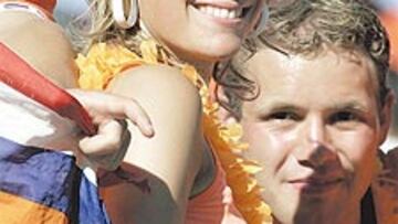 <b>LISBOA ES NARANJA. </b>Lisboa va tomando un inusual color naranja, debido a los aficionados oranjes que llegan para la semifinal de mañana entre Portugal y Holanda. La aficionada de la imagen fue de las primeras en llegar a la capital lusa.