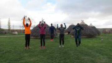 Imane Merga, Hiwot Aleyew, Julius Korir, Belaynesh Oljira y Mukhtar Edris se ejercitan en el circuito de cross de Atapuerca.