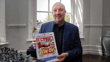 Rafa Ben&iacute;tez, con la portada de Diario AS del 6 de mayo de 2002, el d&iacute;a despu&eacute;s de proclamarse campe&oacute;n de Liga con el Valencia en M&aacute;laga. 
 