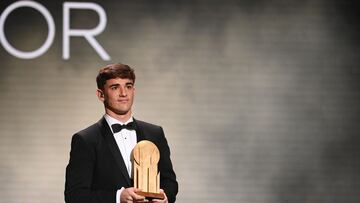 Barcelona's Spanish midfielder Gavi poses with the Kopa Trophy for best under-21 player during the 2022 Ballon d'Or France Football award ceremony at the Theatre du Chatelet in Paris on October 17, 2022. (Photo by FRANCK FIFE / AFP)