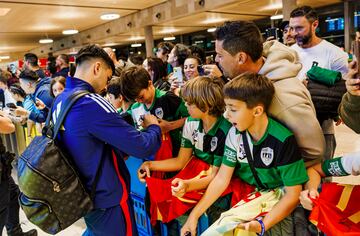 Los aficionados esperaron pacientemente en el aeropuerto para conseguir un autógrafo de su jugador preferido.