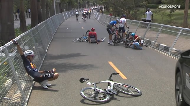 Marc Soler, fuera tras una caída numerosa en el pelotón