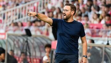 GIRONA, 20/08/2023.- José Bordalás, entrenador del Getafe, durante el partido de la segunda jornada de Liga en Primera División entre el Girona FC y el Getafe CF hoy domingo en el estadio municipal de Montilivi, en Girona. EFE/David Borrat.
