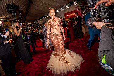 Jennifer Lopez posa en la alfombra roja de la 83.ª edición de los Globos de Oro, celebrada en el Beverly Hilton.