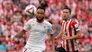 BILBAO (ESPAÑA), 29/09/2024.- El defensa del Athletic de Bilbao, Óscar de Marcos (d) lucha por el balón con el delantero nigeriano Chidera Ejuke (i) durante el partido de LaLiga entre el Athletic de Bilbao y el Sevilla disputado este domingo en el estadio San Mamés en Bilbao. EFE/ Miguel Toña