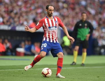 Cuando se despidi¨® del Atl¨¦tico dijo que se marchaba un indio m¨¢s. Jug¨® 355 partidos de rojiblanco, comenz¨® como atacante y al final se convirti¨® en imprescindible como lateral derecho hasta el punto de ser uno de los mejores de Espa?a. Gan¨® una Liga, una Copa, una Supercopa de Espa?a, dos Europa League y dos Supercopa de Europa. Estuvo ocho temporadas y media en el club madrile?o y marc¨® seis goles. Fue uno de los fijos en la exitosa etapa de Simeone al frente del equipo rojiblanco. Con Espa?a gan¨® la Eurocopa de 2012.