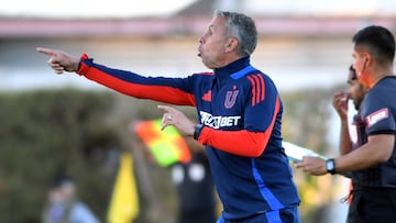 Futbol, Cobresal vs Universidad de Chile.
Fecha 3, Liga primera 2025.
El entrenador de Universidad de Chile Gustavo Alvarez es fotografiado durante el partido de primera division contra Cobresal disputado en el estadio El Cobre de El Salvador, Chile.
02/03/2025
Alejandro Pizarro Ubilla/Photosport
Football, Cobresal vs Universidad de Chile.
Date 3, First League 2025.
Universidad de Chile’s head coach Gustavo Alvarez is photographed during the first division match against Cobresal played at the El Cobre stadium in El Salvador, Chile.
02/03/2025
Alejandro Pizarro Ubilla/Photosport