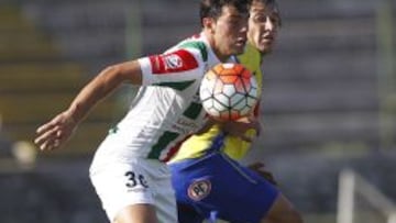 Meza disputa el balón con Gabriel Vargas ante Universidad de Concepción.