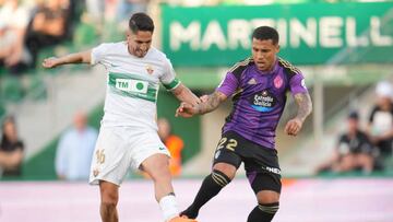 ELCHE, SPAIN - MARCH 11: Fidel of Elche CF battles for possession with Darwin Machis of Real Valladolid CF during the LaLiga Santander match between Elche CF and Real Valladolid CF at Estadio Manuel Martinez Valero on March 11, 2023 in Elche, Spain. (Photo by Aitor Alcalde/Getty Images)