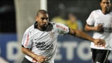 Adriano en su periplo en el Corinthians.
