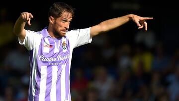 Real Valladolid's Spanish midfielder Michel Herrero gestures
during the Spanish league football match Villarreal CF against Real Valladolid FC at La Ceramica stadium in Vila-real on September 30, 2018. (Photo by JOSE JORDAN / AFP)