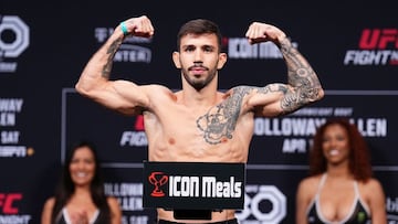 El peleador brasileño Matehus Nicolau en un pesaje.