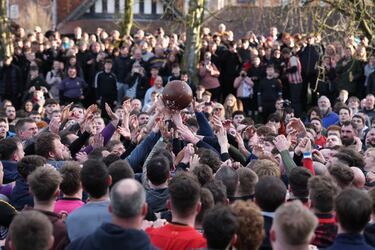 Los jugadores de los equipos Up'ards y Down'ards compiten por el balón durante el partido anual de fútbol Royal 'Shrovetide'.
