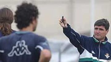 <b>ADIÓS, ADIÓS</b>. Juande no volverá a dar órdenes a sus pupilos béticos. Deja al Betis en la UEFA, y se lleva en el recuerdo a muchos amigos.