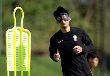 Son, durante un entrenamiento con Corea.