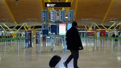 Un pasajero camina por la terminal T4 del Aeropuerto Adolfo SuÃ¡rez Madrid-Barajas durante el primer dÃ­a de cierre perimetral por el puente de la ConstituciÃ³n en Madrid (EspaÃ±a), a 4 de diciembre de 2020. El cierre perimetral de la regiÃ³n ha sido decretado por la Comunidad de Madrid desde esta medianoche y hasta el dÃ­a 14 de diciembre para evitar la expansiÃ³n del coronavirus durante la segunda ola de la pandemia.
04 DICIEMBRE 2020;CIERRE;RESTRICCIONES MOVILIDAD;COVID-19;CORONAVIRUS
Jesús Hellín / Europa Press 
04/12/2020