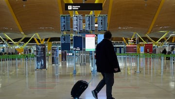 Un pasajero camina por la terminal T4 del Aeropuerto Adolfo SuÃ¡rez Madrid-Barajas durante el primer dÃ­a de cierre perimetral por el puente de la ConstituciÃ³n en Madrid (EspaÃ±a), a 4 de diciembre de 2020. El cierre perimetral de la regiÃ³n ha sido decretado por la Comunidad de Madrid desde esta medianoche y hasta el dÃ­a 14 de diciembre para evitar la expansiÃ³n del coronavirus durante la segunda ola de la pandemia.
04 DICIEMBRE 2020;CIERRE;RESTRICCIONES MOVILIDAD;COVID-19;CORONAVIRUS
Jesús Hellín / Europa Press 
04/12/2020