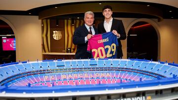 Joan Laporta y Pau Cubarsí junto a una maqueta del Spotify Camp Nou