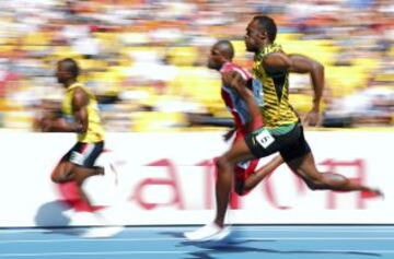 Usain Bolt de Jamaica compite junto a Lalonde Gordon de Trinidad y Tobago y Didier Kiki de Benin para ganar 200 metros