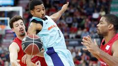 Phil Presse ante Alex Suarez y Gary Neal durante el partido entre el Tecnyconta Zaragoza y el Barcelona.