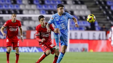 Victor Rios (L) of Atlas fights for the ball with Illian Hernandez (R) of Pachuca during the 5th round match between Pachuca and Atlas as part of the Liga BBVA MX, Torneo Clausura 2025 at Hidalgo Stadium, on February 01, 2025 in Hidalgo, Pachuca, Mexico.