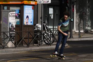 Un skater patinando por la calle Princesa en el primer día de flexibilización de las medidas de lucha contra el Covid-19 en España. 