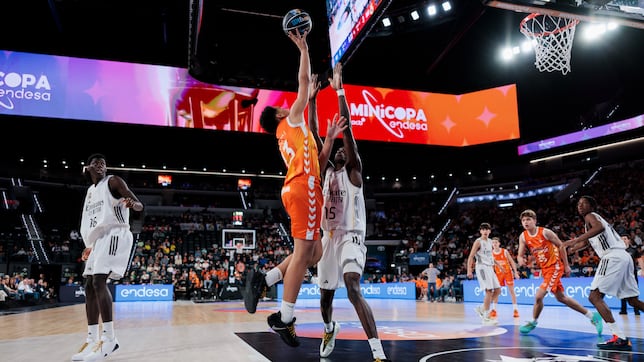 El Real Madrid levanta su décima Minicopa Endesa tras vencer al Valencia