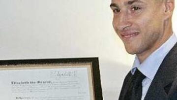 <B>FELIZ.</B> El sueco posaba así de sonriente tras recibir la placa que atestigua su nombramiento.