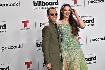 Marc Anthony junto Nadia Ferreira posan en la alfombra roja de los Latin Billboard Awards.