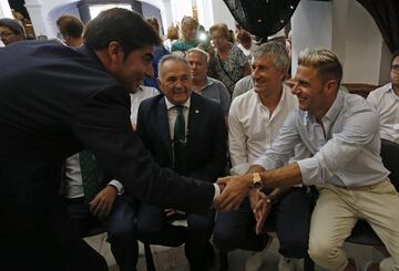 El Betis se da un baño de masas en la ofrenda a la Virgen de Valme