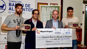 Mata y Míchel, en la entrega del cheque de carne de Miguel Vergara por los goles del equipo.